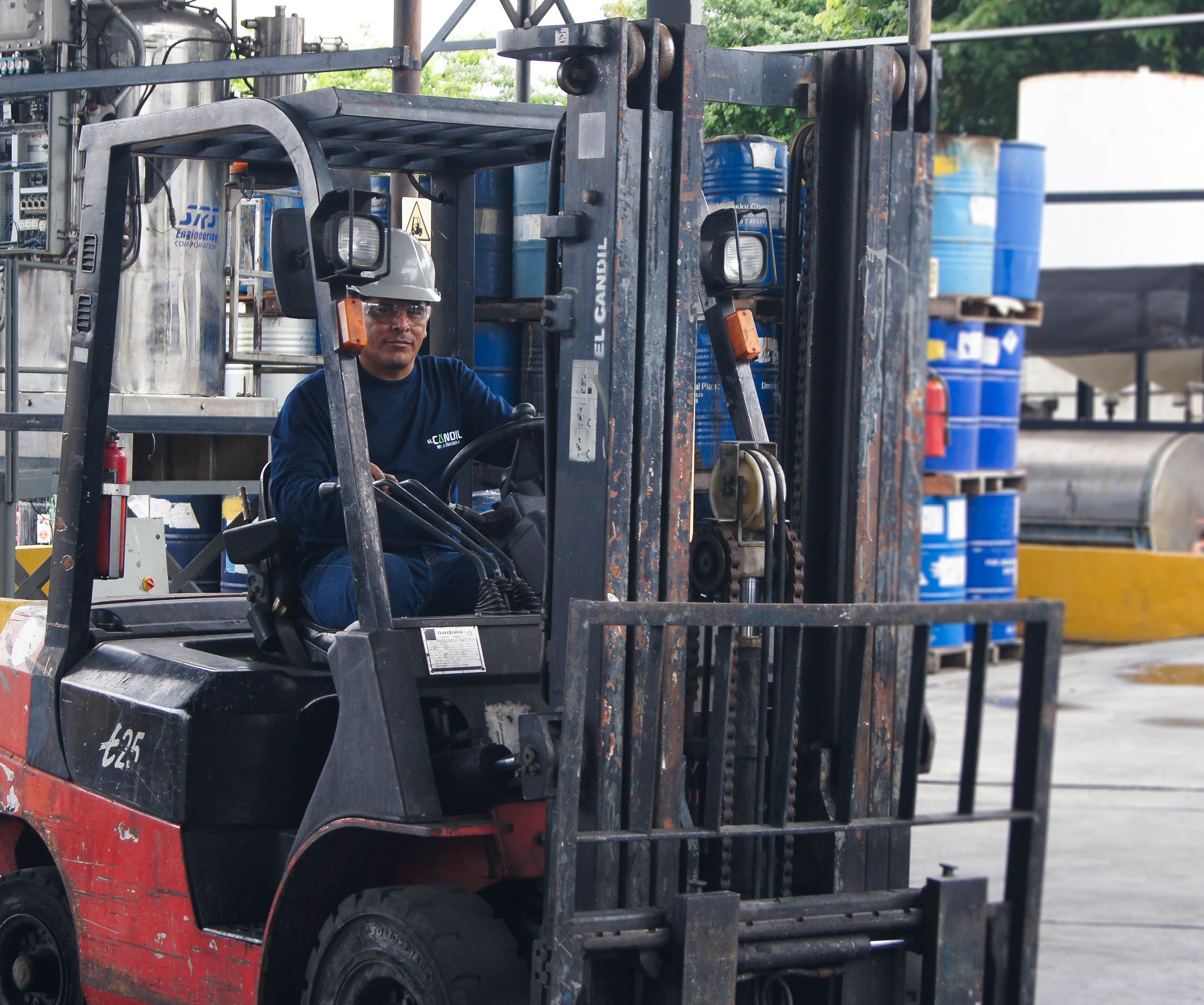 Equipo profesional de compra de maquinaria industrial y vehículos para exportación